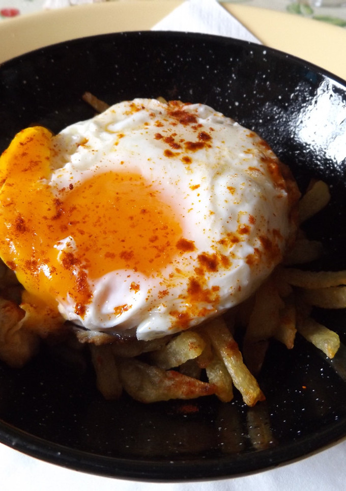 Una foto de Sartenada de patatas crocantes, bacon y huevos