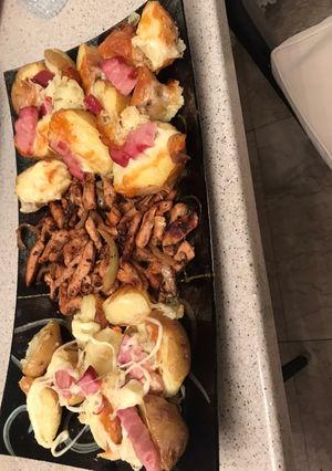 O poză a rețetei Pui la tigaie cu ardei gras și vin alb + cartofi copți cu bacon.