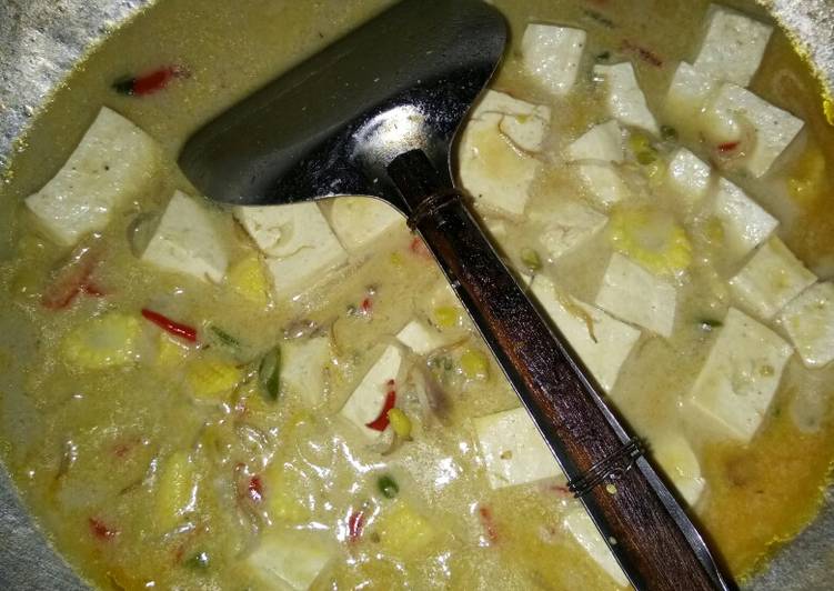 Gulai putih TJT (tahu, jinten, tauge)