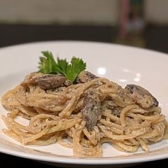 A picture of Spaghetti in mushroom cream sauce.