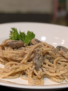 A picture of Spaghetti in mushroom cream sauce.