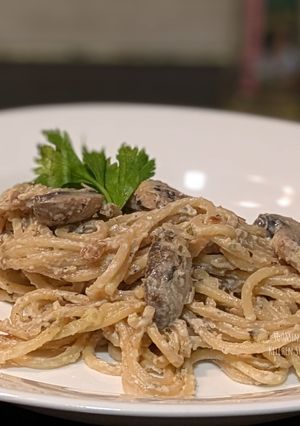 A picture of Spaghetti in mushroom cream sauce.