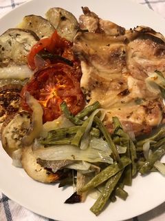 Una foto de Pollo al horno con verduras