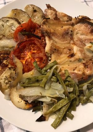 Una foto de Pollo al horno con verduras