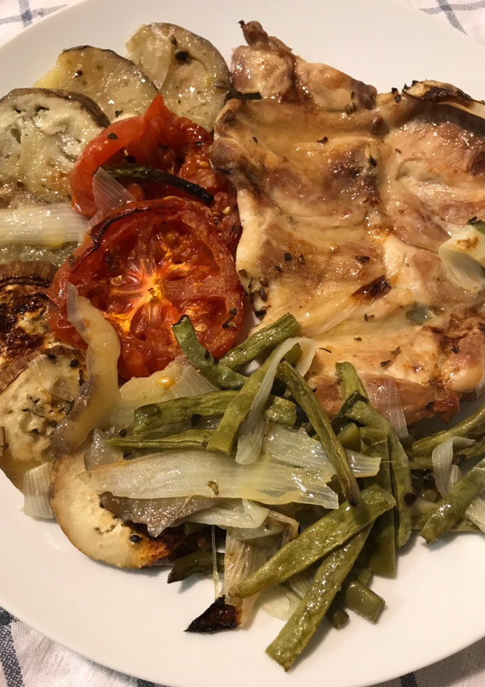 Una foto de Pollo al horno con verduras
