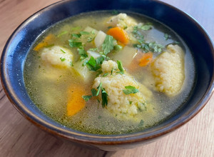 Zöldségleves óriás grízgaluskával recept fotója
