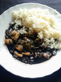 Una foto de Cachón en su tinta con arroz
