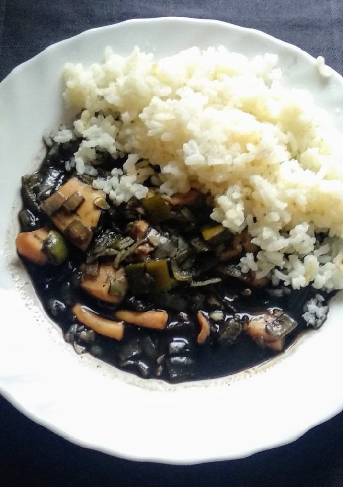 Una foto de Cachón en su tinta con arroz
