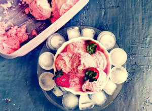 Házi tejszínes eper fagyi (fagyigép nélkül) recept fotója