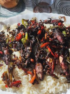 Una foto de Chipirones en su tinta con arroz