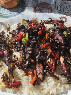 Una foto de Chipirones en su tinta con arroz