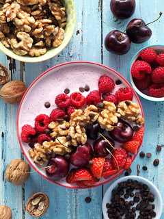 Una foto de Smoothie bol de cheesecake de frutos rojos y nueces
