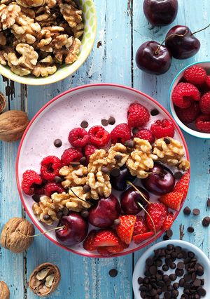 Una foto de Smoothie bol de cheesecake de frutos rojos y nueces
