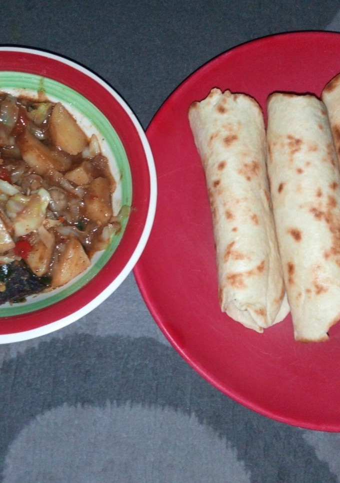 A picture of Roti with cabbage nd potatoe soup.