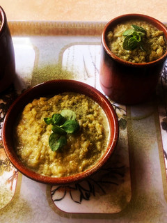 Una foto de Arroz con leche sin lactosa, fruta y hierba de trigo