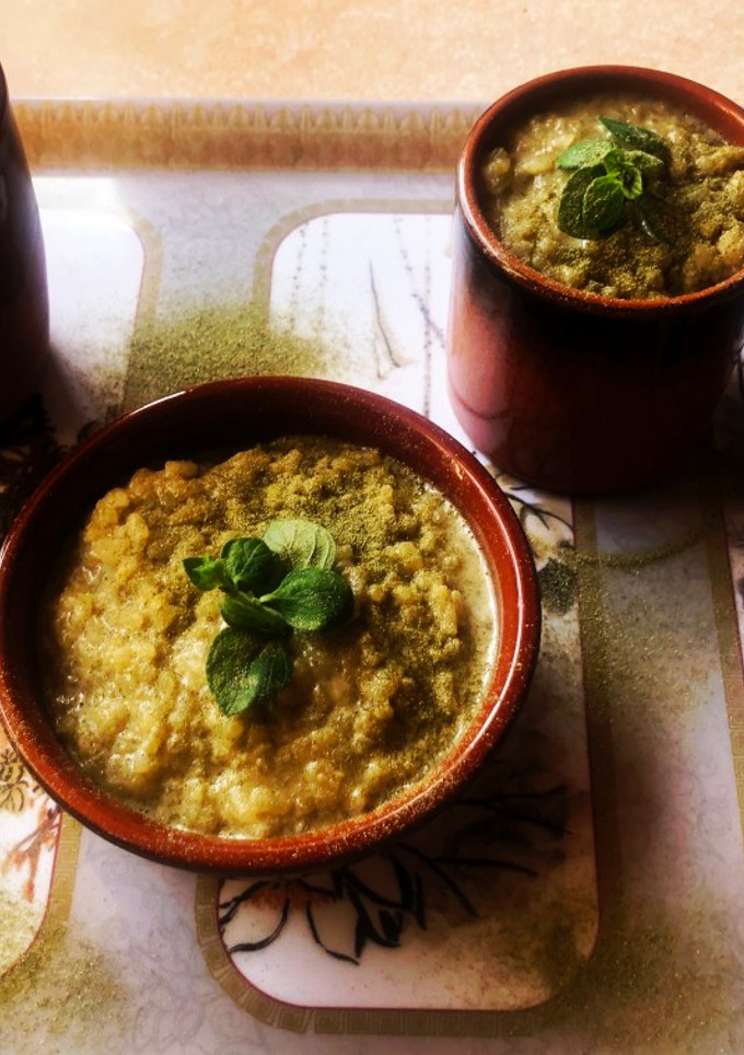 Una foto de Arroz con leche sin lactosa, fruta y hierba de trigo