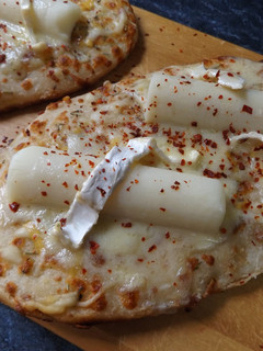 Foto principal de Focaccias al romero con palmitos y queso Brillant-Savarin, sin horno