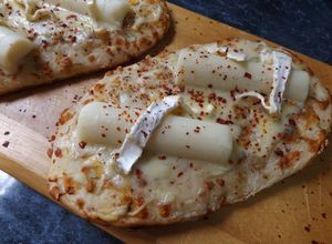 Foto principal de Focaccias al romero con palmitos y queso Brillant-Savarin, sin horno