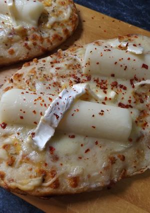 Una foto de Focaccias al romero con palmitos y queso Brillant-Savarin, sin horno
