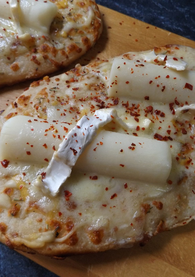 Una foto de Focaccias al romero con palmitos y queso Brillant-Savarin, sin horno