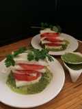 Mil hojas de tomates con quesillo y salsa de cilantro