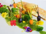 Lubina con mantequilla de especias, jardín de verduritas y licuado de espinacas y perejil