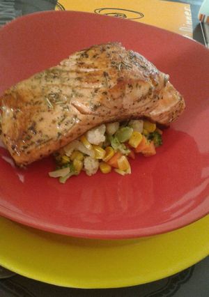 Una foto de Salmón a las hierbas finas con guarnición de verdura campesina