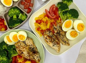 Hình của món Ức gà áp chảo low-carb.