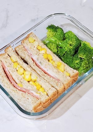 รูปของ แซนวิชแฮมกับข้าวโพดและบล็อกโคลี ของว่างเด็ก