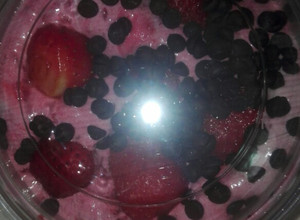 Una foto de Postre fácil merengue frambuesa, frutillas y chip de chocolate