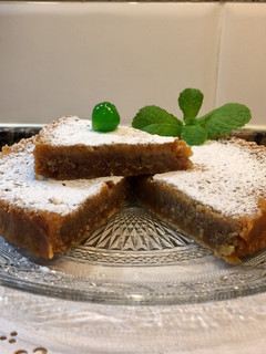 Una foto de Pastel de nueces al ron con sirope de limón