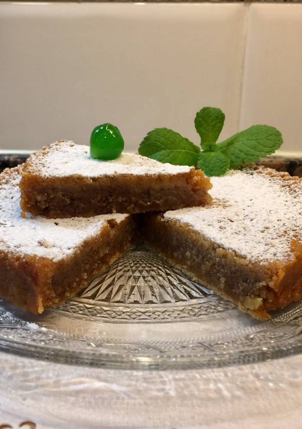 Una foto de Pastel de nueces al ron con sirope de limón