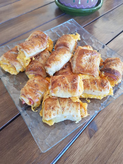 Una foto de Saladitos de jamón y cheddar