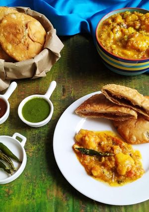 A picture of Moong dal kachori with aloo ki sabji.