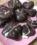 Alfajores y galletitas de maicena y leche condensada con gustito a café y canela. Bañadas!!