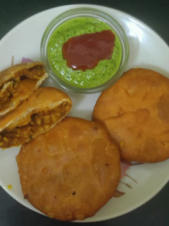 खस्ता कचौड़ी(Khasta kachori recipe in Hindi) रेसिपी मुख्य फोटो
