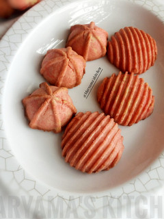A picture of Whipped Shortbread Cookies.