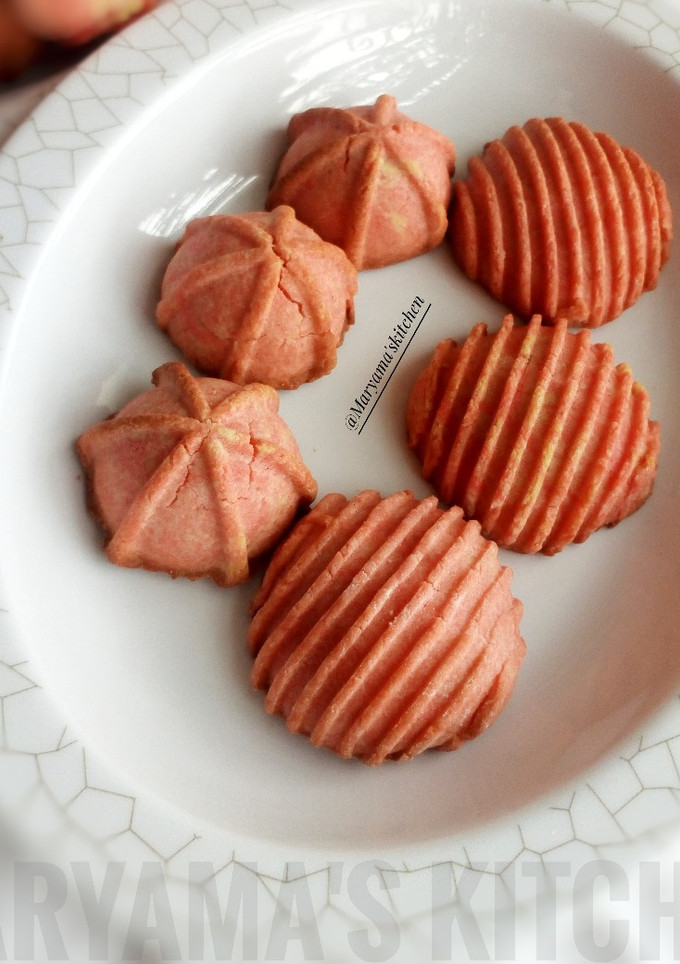 A picture of Whipped Shortbread Cookies.