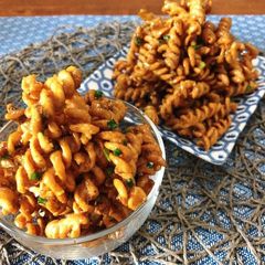 A picture of 🧑🏽‍🍳🧑🏼‍🍳 Pasta Crackers Recipe • Crispy Pasta Snack• Thai Flavour • Krob Kem |ThaiChef food.