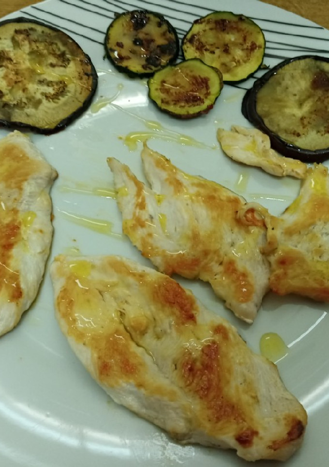 Una foto de ✅🗣📢 Pechuga a la plancha con calabacín y berenjena