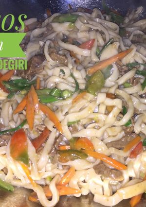 Una foto de Fideos Udon Con Carne y Vegetales