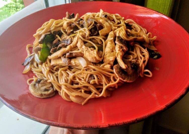 Chow mein de pollo y verduras