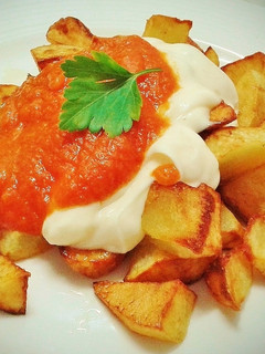 Una foto de Patatas bravas en dos salsas
