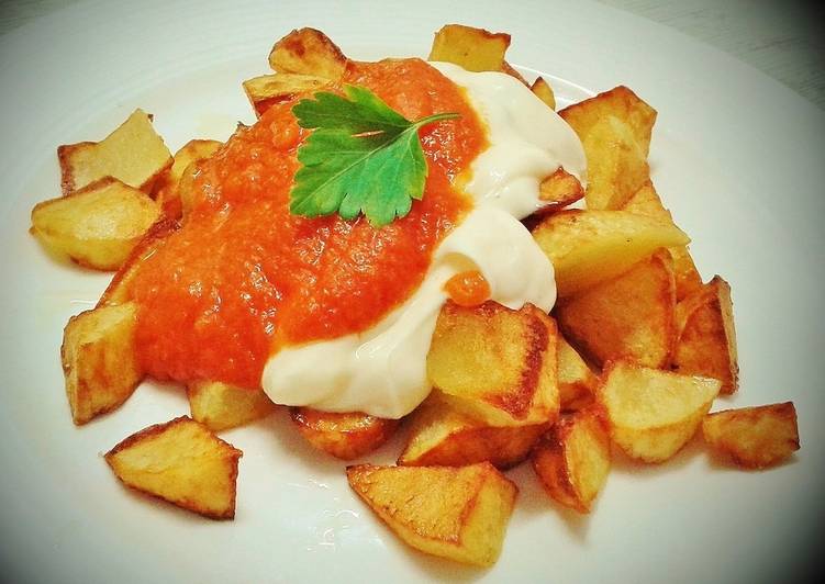 Patatas bravas en dos salsas