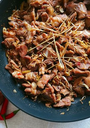 Hình của món Sụn gối rang sả.