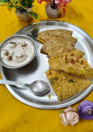 सत्तू का मसाला पराठा और आलू का रायता रेसिपी मुख्य फोटो
