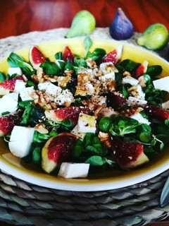 Una foto de Ensalada de canónigos con mozzarella e higos