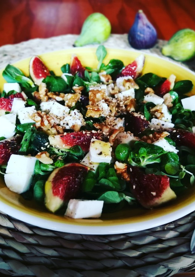 Una foto de Ensalada de canónigos con mozzarella e higos