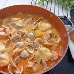 Una foto de Suquet de rape con gambas y almejas