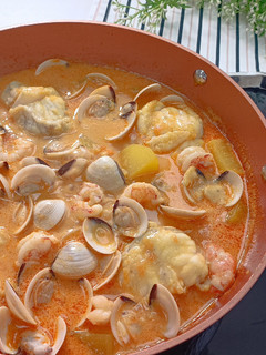 Una foto de Suquet de rape con gambas y almejas